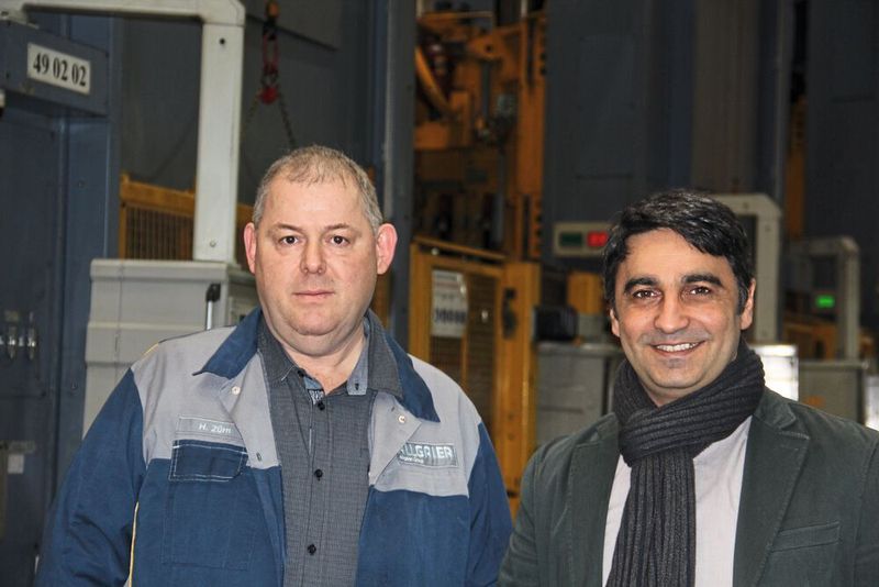 Gemeinsam modernisieren Hugo Zürn von Allgaier (links) und Bülent Özcelik von PHA Tech die Pressenstraße 4 im Allgaier-Werk Uhingen. (Itasse)