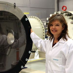 Siemens-Wissenschaftlerin Astrid Petterteig präsentiert den Prototypen einer Schaltanlage für den Einsatz am Meeresgrund.