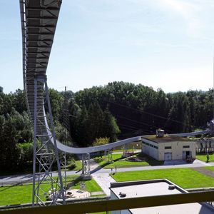 Mit dem U-Förderer lassen sich engere Kurvenradien als mit einem Muldengurtförderer und höhere Massenströme als mit einem Rohrgurtförderer umsetzen.(Bild:  Beumer)