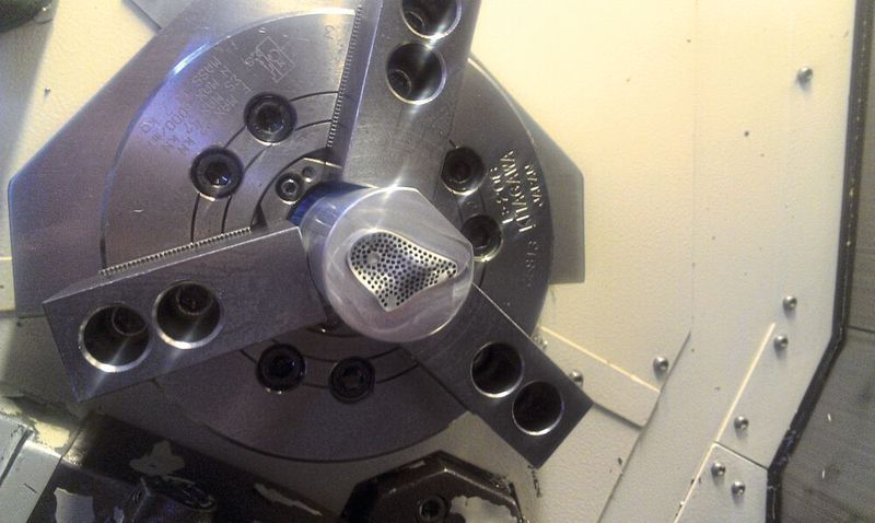 Die Bearbeitungseinheit zum Schneiden des Bauteils in der 5-Achs-Drehmaschine. (Esprit)