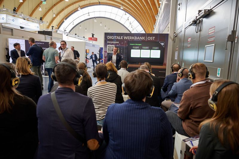 Bei den Digitalen Werkbänken zeigen Aussteller und Projektverantwortliche, wie ihre Technologien und Anwendungen in der Praxis eingesetzt werden.  (Bild: © Manfred Pollert und DATABUND e.V.)