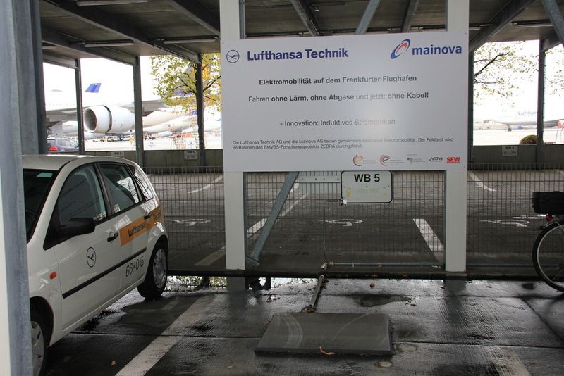 Die Ladeplatte ist beim Test auf dem Flughafengelände noch auf der Fahrbahn platziert. Im Regelfall wird diese bündig eingebaut. (Bild: Schäfer)