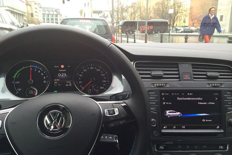 Beim Blick auf die Fahrleistungsanzeige im Kombiinstrument und den  Touchscreen in der Mittelkonsole wird der Unterschied schon augenfälliger. (Foto: Michel)