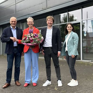Trafen sich Ende Juni zur Schlüsselübergabe in Lüdenscheid: (v.l.): Reiner Irlenbusch (Geschäftsführer Bergland-Gruppe), Petra Pientka (Geschäftsführerin Gebrüder-Nolte-Gruppe), Gunnar Hankow (Filialleiter des neuen Autohauses) und Verena Irlenbusch (Geschäftsführerin Bergland-Gruppe). (Bild: Bergland-Gruppe)