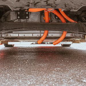 Fast wie bei der Carrera-Bahn: Die Stromabnehmer sitzen am Unterboden der Testfahrzeuge. (Bild:  Stellantis Germany)