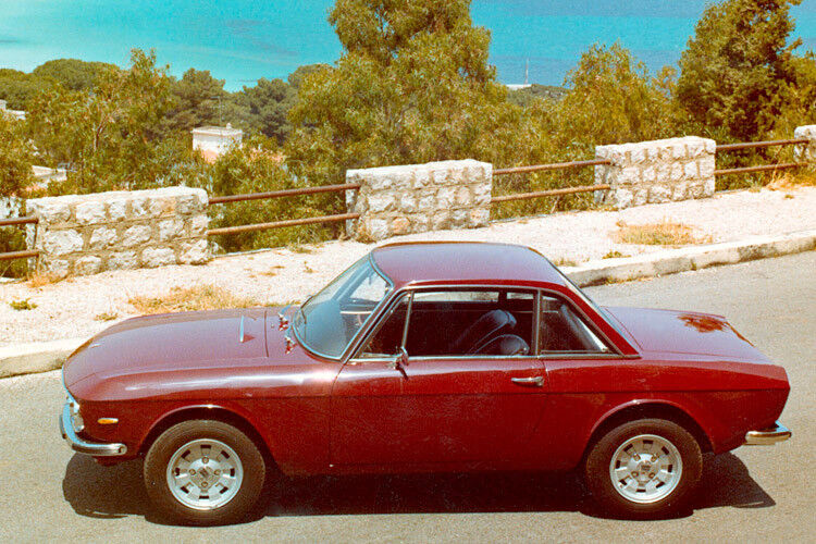 Platz 6: Lancia Fulvia Coupe 1965. Sollte die Marke Lancia sterben, werden es Autos wie das unvergänglich schöne Fulvia Coupé sein, die den Autobauer mit Feingefühl für große Formen bei Enthusiasten in ewiger Erinnerung halten. Das kompakte Coupé gilt als Meisterwerk des Lancia-Stilisten Pietro Castagnero. (Foto: Lancia)