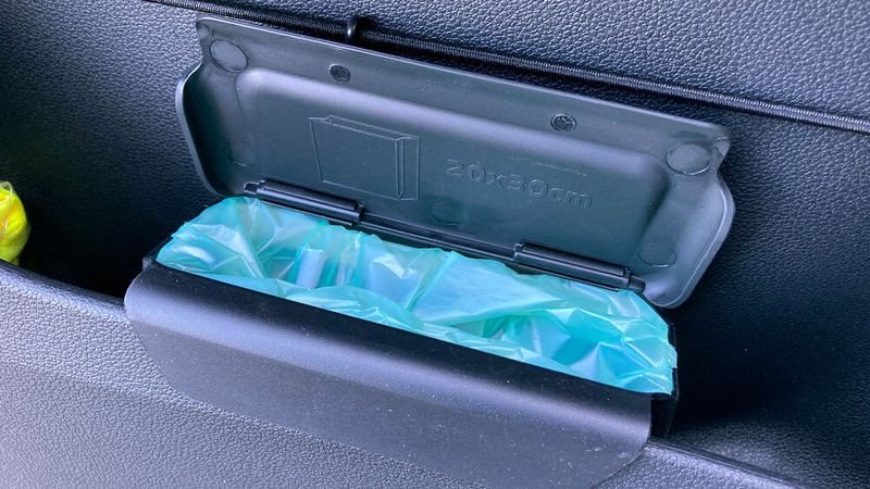 Für eine Bananenschale oder eine Schokoriegelverpackung ist jedoch Platz. Das sind genau die Dinge, die man beim Autofahren eben mal schnell loswerden muss und die dann schlimmstenfalls im Fußraum landen. (Bild: Wehner - VCG)