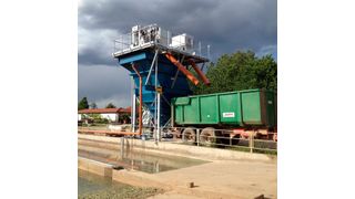 Leiblein-Filteranlage zur Vorreinigung von Gemüsewasser bei Gemüseanbau Fehmel, Rotationsklärer (rechts oben), Vakuumbandfilter (links oben) auf Lamellenklärer. (Bild: Leiblein)