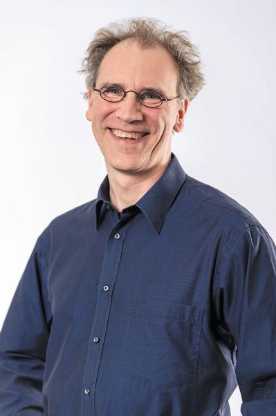 Ralph Sawallisch, Key Account Manager bei Sieb & Meyer: „Unsere Aufgabe ist es, den erforderlichen Gleichlauf, die Positioniergenauigkeit und die Synchronisierung zwischen der Bildverarbeitung und der Position des Belichtungskopfes herzustellen. Und das können wir mit unserem MC2-System leisten.“ (Bild: © Thorsten Scherz / Sieb & Meyer AG)