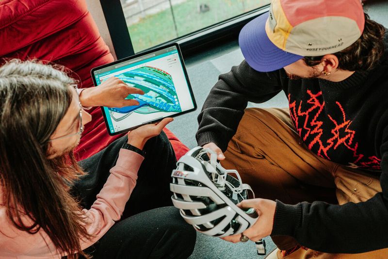 Lazer Sport nutzt auch die Teamcenter-Share-App, um die Zusammenarbeit sowohl intern als auch mit Zulieferern zu optimieren. Teamcenter Share wird als Cloud-Service bereitgestellt und ist eine kontrollierte, sichere und leicht zugängliche Umgebung, die Lazer Sport den einfachen Austausch von Design- und Konstruktionsdaten ermöglicht.  (Bild: Lazer Sport NV)