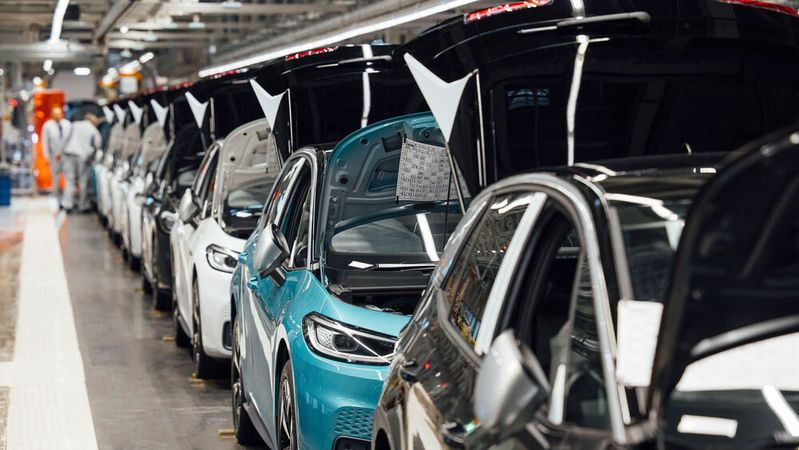 Die Automobilproduktion in Deutschland läuft schleppend, die wirtschaftliche Leistungsbilanu des Landes leidet.(Bild:  Volkswagen)