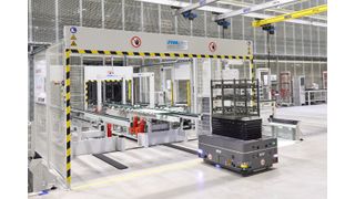An vier Materialübergabestationen liefern mobile Roboter die produzierten Zahnräder und Wellen aus der Fertigung an. Diese werden im Logistikmodul von SEW Eurodrive zwischengelagert und anschließend in speziellen Öfen gehärtet. (Bild: Leuze)