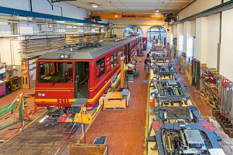 Blick ins Innere der Werkstätte Eigergletscher, wo die Züge komplett überholt werden, rechts gut zu sehen die vier vollständig modernisierten Drehgestelle.  (Thomas Entzeroth)