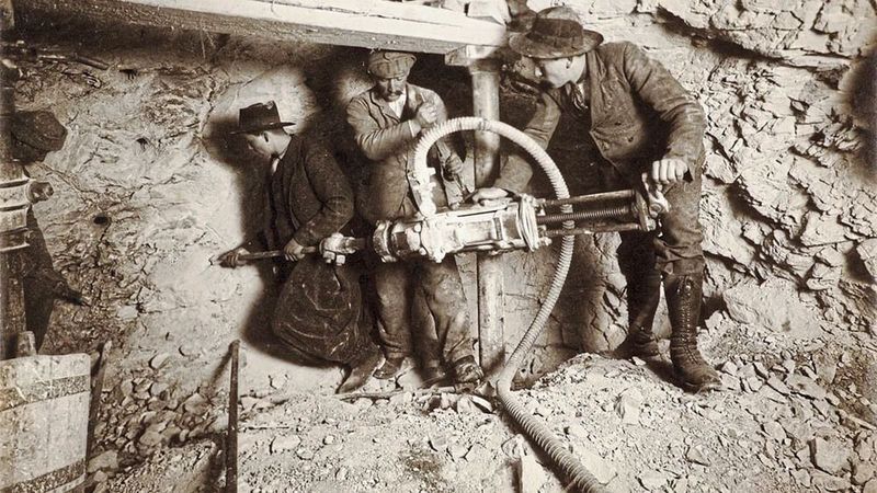 Um die Jahrhundertwende beim Bau des Tunnels im Eiger. Diese Werkzeuge wurden bereits von der Werkstätte Eigergletscher gewartet.   (Bild: Jungfraubahn)