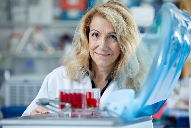 Die italienische Zell- und Molekularbiologin und Onkologin Patrizia Paterlini-Bréchot hat ein schnelles, nicht-invasives Verfahren entwickelt, mit dem man eine einzelne zirkulierende Tumorzelle in einer Blutprobe auffinden kann. Mit dem ISET-Test sollen Ärzte soweit wie möglich in die Lage versetzt werden, den Krebs bei betroffenen Patienten früh zu erkennen und behandeln zu können. (EPO/Heinz Troll)