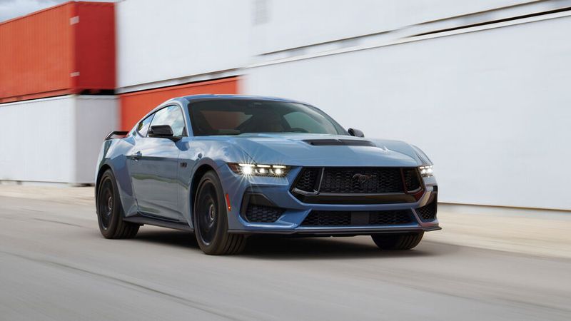 Der Mustang wurde rundum erneuert. Geblieben ist der markante V8-Motor. (Bild: Ford)