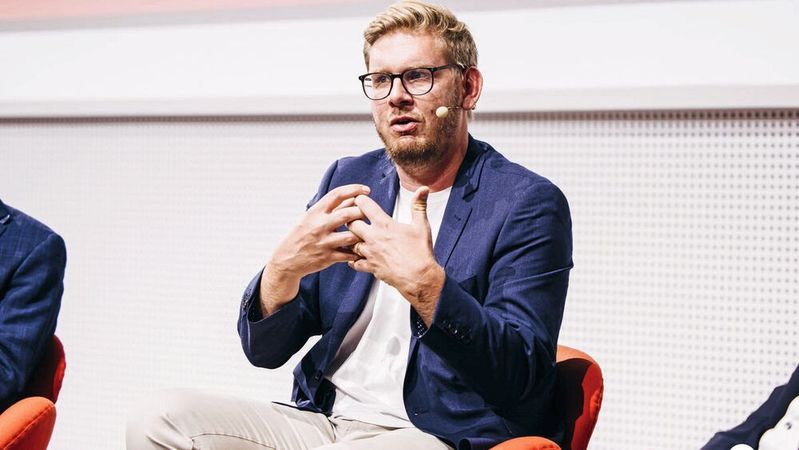 Nikolas Fleschhut, Director und Mitglied der Geschäftsführung bei der HRtbeat GmbH, meint: „,Employer-Branding‘ sollte 2025 für den Mittelstand keine Option mehr sein, sondern ein Muss.“(Bild:  www.bkfotofilm.de – marconomy)