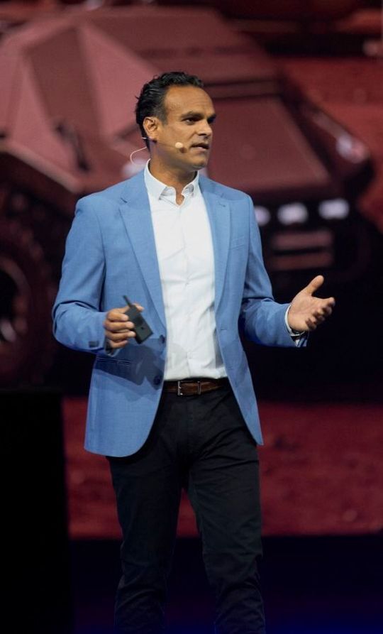 Santosh Wadwa sprach über die rasante Entwicklung von KI, Quantencomputing und HPC und über die enormen Chancen, die diese Technologien in puncto Effizienz, Innovation und Leistungsfähigkeit eröffnen, aber auch um die kritischen Fragen nach potenziellen Risiken, Kontrollverlust und ethischen Herausforderungen.(Bild:  Patrick Pollmeier)