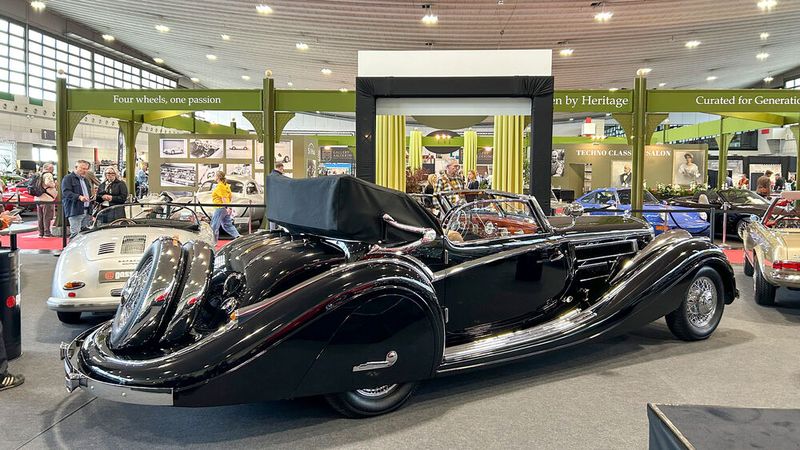 Atemberaubendes Auto mit fragwürdiger Provenance: Horch 853 mit Karosserie „im Stil von Voll & Ruhrbeck“. Die Formulierung löst mehr Fragen aus, als sie Antworten gibt. Gesehen am Stand des Oldtimerhändlers Gassmann Cars. (Bild: Diehl – VCG)