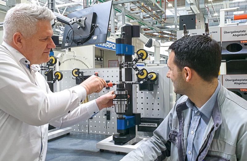 Thomas Teuber, product and application manager for fine boring at MAPAL (left), adjusts a fine machining tool for the valve seat preliminary bore together with Marco Singer, process planner at MAN. MAPAL's EA system has significantly accelerated this process as fewer manual adjustments need to be made. (Image:Mapal)