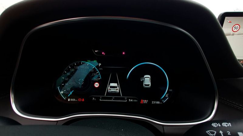 5. Der Verbrauch: Knapp 9,5 Liter pro 100 Kilometer hat der GV80 im Schnitt auf den Testfahrten verbraucht – ein akzeptabler Wert für ein Modell mit diesen Dimensionen und einem leistungsstarken Antrieb. Damit hat sich auch der kombinierte WLTP-Verbrauch von 8,5 bis 9,0 Liter als einigermaßen realistisch erwiesen. Mit einem sachten Tritt auf das Gaspedal lässt sich der Verbrauch auf gut 8 Liter senken. Dafür schnellt der Durst bei Autobahnfahrten rasch auf einen zweistelligen Wert. An die Tankstelle muss der GV80 trotzdem nicht oft: Der Tank fasst immerhin 80 Liter Diesel.  (Bild: Mauritz/VCG)