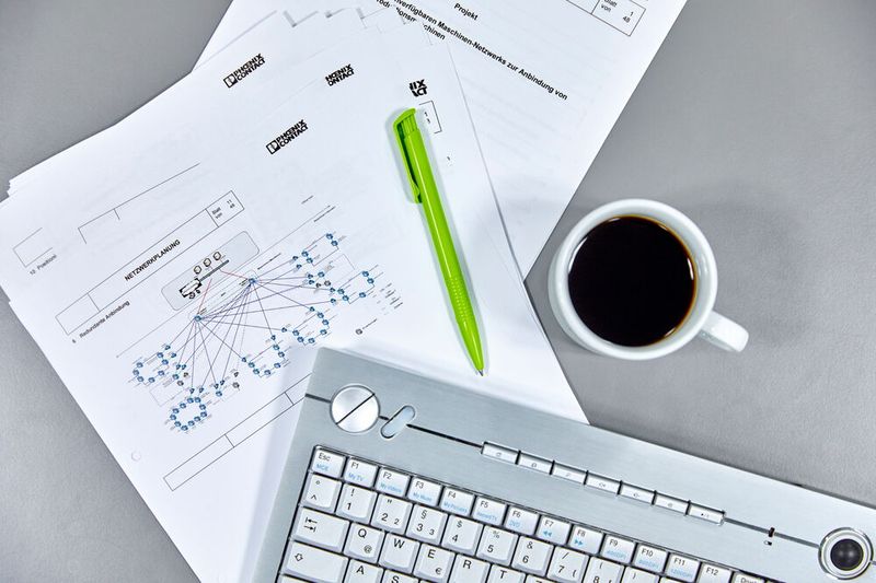 Gemeinsam mit den Anwendern entwerfen die Security-Spezialistinnen und -Spezialisten von Phoenix Contact ein sicheres und performantes Netzwerkkonzept, das sich vom OT-Personal einfach konfigurieren und warten lässt. (Bild: Phoenix Contact)