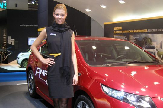 ...aber es gibt auch noch Damen, die wissen, wie man es richtig macht. (Grimm)