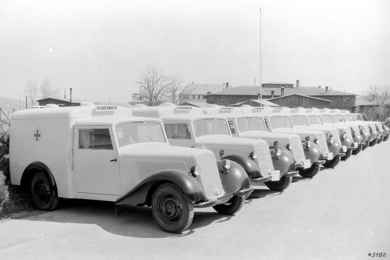 Eine Flotte der 170 V-Krankenwagen von Mercedes-Benz aus dem Jahr 1946. (Daimler)