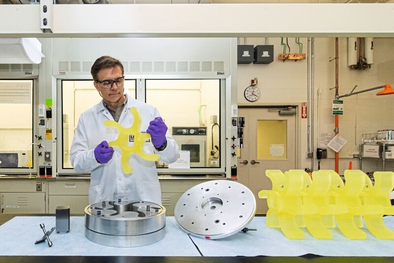 Quo vadis, Chemie? Bei Lanxess soll durch den Einsatz Künstlicher Intelligenz die Entwicklung maßgeschneiderter Rezepturen für Präpolymere beschleunigt werden. (Lanxess)
