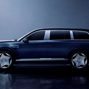 Ein extralanger Radstand, kurze Überhänge und ein mächtiger Kühlergrill sorgen für jene Präsenz, die Chefdesigner Luc Donckerwolke als Ausgangspunkt von Luxus bezeichnet. (Bild: Genesis)