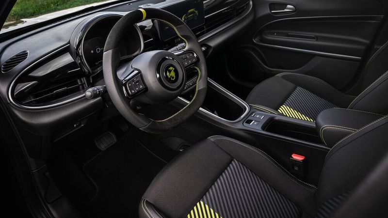 Der Innenraum wurde sportlich aufgewertet. (Bild: Abarth)