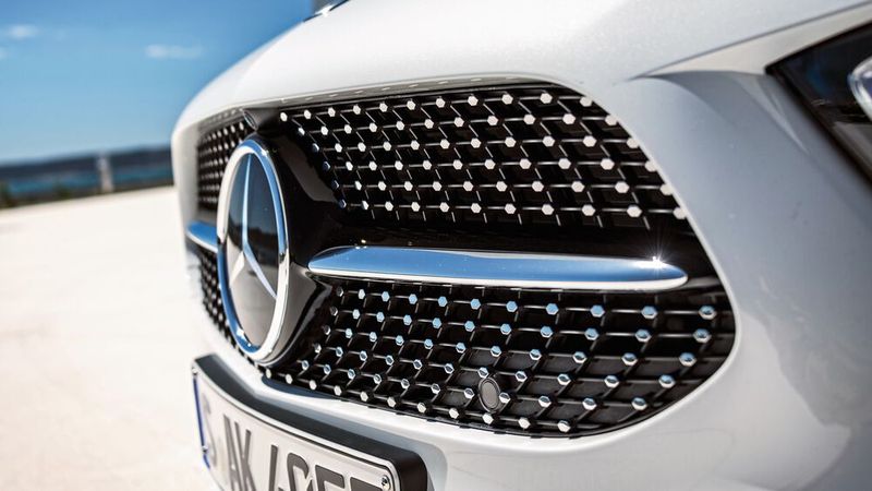 Die Mercedes-Führung ist der Ansicht, auf die A-Klasse verzichten zu können – im Bild der Grill eines A 180 d AMG-Line. Die Mercedes-Führung ist der Ansicht, auf die A-Klasse verzichten zu können – im Bild der Grill eines A 180 d AMG-Line.