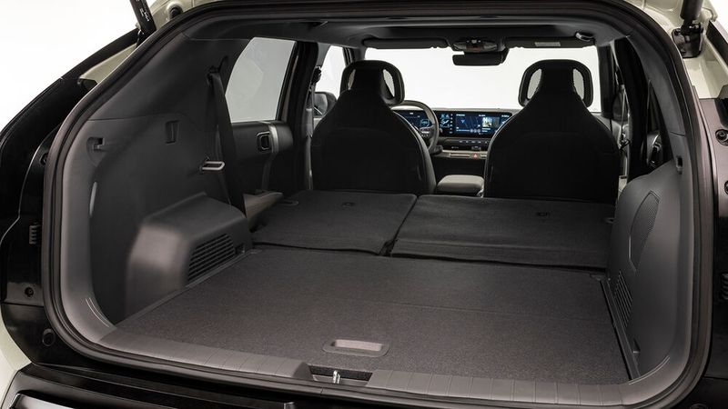 Der Gepäckraum fasst 460 Liter, mit umgelegten Rücksitzen sind es bis zu 1.250 Liter.  (Bild: Kia)