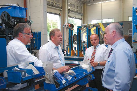 Diskussion zum Thema Nutzfahrzeugservice: (v. l.) der Betriebsleiter Ralf R. Herrmann, der geschäftsführende Gesellschafter Walter Bleimann, der Assistent der Serviceleitung Andre Ilschner und der »kfz-betrieb«-Redakteur Konrad Wenz. (Archiv: Vogel Business Media)