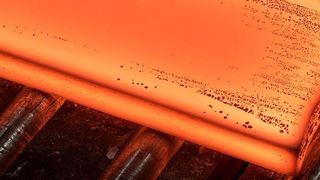 Zur Herstellung des Verbundwerkstoffs Tribond werden Brammen aus verschiedenen Stahlsorten miteinander warmgewalzt. (Bild: Thyssenkrupp/Rainer Schröer)