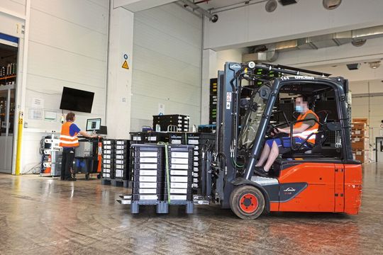 Staplertransport: Mithilfe der Machine-Vision-Technologie „ZetesMedea-ImageID“ lassen sich Wareneingangsprozesse automatisieren. Staplertransport: Mithilfe der Machine-Vision-Technologie „ZetesMedea-ImageID“ lassen sich Wareneingangsprozesse automatisieren.