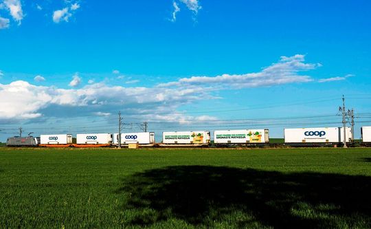 Schienengebundener Transportlindwurm im Testlauf! TX Logistik hat in Schweden einen voll beladenen Zug ausprobiert, der sage und schreibe 838 Meter lang ist. Leider hat er nicht ganz aufs Bild gepasst. Hier aber mehr dazu... Schienengebundener Transportlindwurm im Testlauf! TX Logistik hat in Schweden einen voll beladenen Zug ausprobiert, der sage und schreibe 838 Meter lang ist. Leider hat er nicht ganz aufs Bild gepasst. Hier aber mehr dazu...
