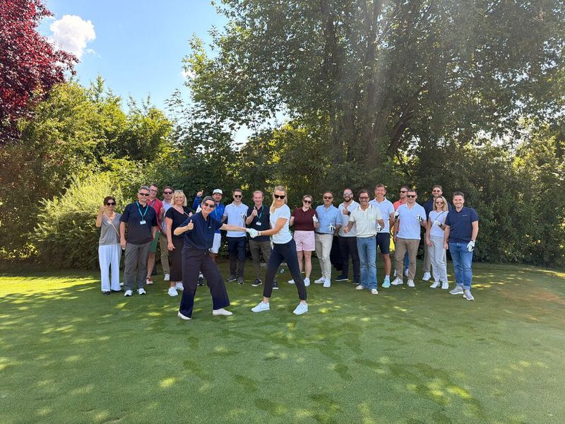 Die neue Golf-Generation alias Schnupperer – Danke liebes APC Team (l.) Karin Hernik und Stephanie Gundolf (r.) für das Sponsoring. (Bild: Vogel IT-Medien)