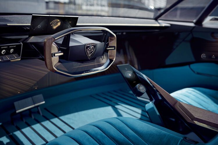 Der Innenraum vermengt futurische Elemente mit Retro-Zitaten. (Bild: Peugeot)