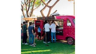 Bei der Verkostung am Foodtruck reagierten die Kunden äußerst positiv auf das 3D-gedruckte Fleisch. Geschmack, Textur und Mundgefühl waren für sie mit tierischem Fleisch vergleichbar. (Redefine Meat)