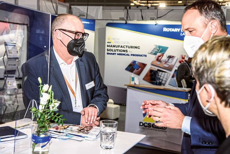 Dr. Martin Hummrich, Abteilungsleiter für Mittelstand und Innovation im Ministerium für Wirtschaft, Verkehr, Landwirtschaft und Weinbau Rheinland-Pfalz (r.) im Gespräch mit Devicemed-Chefredakteuer Marc Platthaus während der Medica/Compamed 2021.