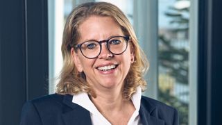 „Mit Bluemint Steel ermöglichen wir unseren Kunden, die CO₂-Bilanz ihrer Verpackungen messbar zu verbessern – ohne Kompromisse bei Qualität, Sicherheit oder Verarbeitungseigenschaften“, sagt Clarissa Odewald, CEO von Thyssenkrupp Rasselstein. (Bild: Marco Rothbrust)