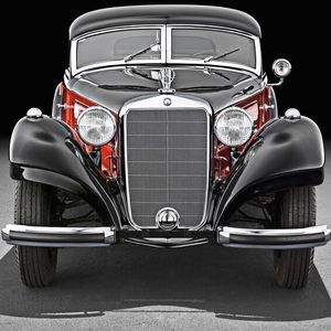Wie auch bei diesem Mercedes-Benz 320 Kombinations-Coupé (W 142) von 1937 war der Kühler bei zahlreichen Automobilherstellern ein stilprägendes Element der Fahrzeugfront. Was die Techniker inzwischen in Sachen Kühlung ebenso verbessert hatten, war die Ausführung des Kühlsystems als geschlossenes Drucksystem. Damit entfiel zumindest in der Theorie das Nachfüllen des Kühlwassers(Bild:  Mercedes-Benz)