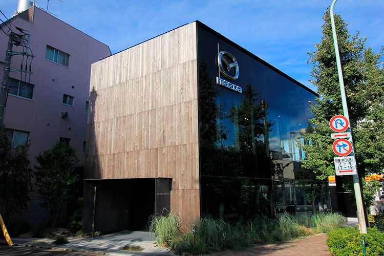 Umgerechnet rund sieben Millionen Euro hat Kanto Mazda, der größte Mazda-Händler der Welt, in den Umbau des zuvor wenig prunkvollen Gebäudes investiert. (Foto: Marcel Sommer)