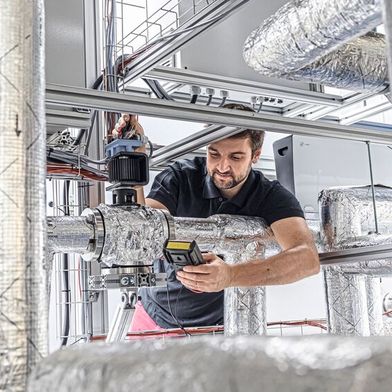Prüfstand zur Untersuchung dampferzeugender Wärmepumpen für Prozesstemperaturen von 160 °C am Fraunhofer ISE.  (Bild: Fraunhofer ISE / Fotograf Michael Spiegelhalter)