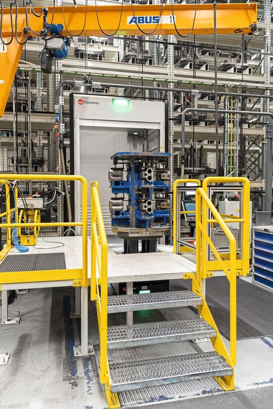 Eine der insgesamt vier Be- und Entladestationen. Jede Fertigungslinie am Standort in Kerpen (D) erhält mindestens ein mit dem FFS gefertigtes Bauteil.(Bild:  Boll & Kirch Filterbau GmbH)