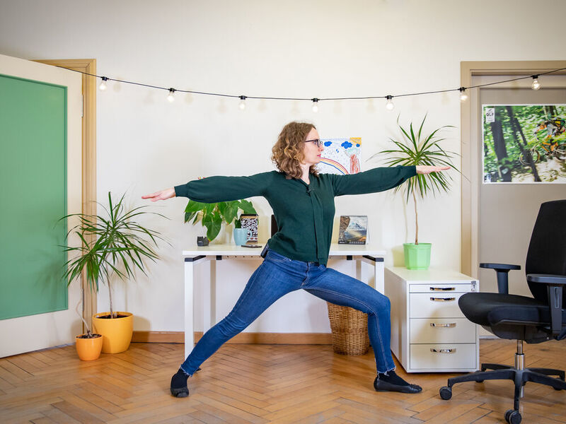 2. Die Kriegerin/der Krieger – Machen Sie einen weiten Ausfallschritt und beugen Sie das vordere Bein. Lassen Sie das Becken weit nach unten sinken. Ihre Arme halten Sie dabei ausgestreckt und parallel zum Boden. Atmen Sie tief in den Bauch und schauen Sie gerade nach vorn. Diese Übung gibt Kraft und Zuversicht, sie stärkt und dehnt die Beine. Wiederholen Sie die Übung auf der anderen Seite.  (©Jacob Müller / TU Chemnitz)