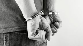 Aus für sehr erfolgreiche Cyberkriminelle! Nach langer Fahndung hat man nun zwei Haupttäter dingfest machen können, die dafür verantwortlich sind, über 100 Unternehmen in Deutschland mit Ransomware angegriffen zu haben, um – durchaus mit Erfolg – Lösegeld zu erpressen. (Bild: Knast & Co.)