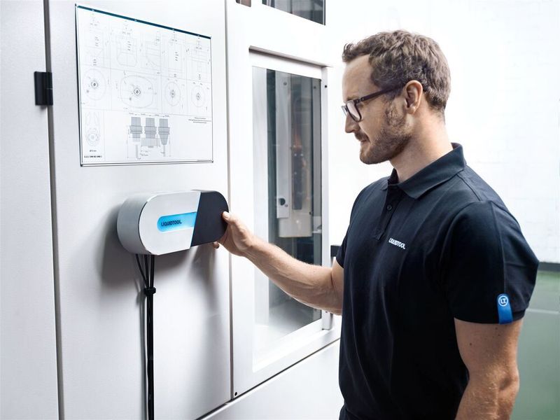 Der Liquidtool Coolant Manager arbeitet mit einem speziellen Sensor, der per Plug & Play einfach und intuitiv in Aktion tritt. Der hoch integrative Sensor wird, wie hier zu sehen, magnetisch an die Werkzeugmaschine angebracht und etwa mit dem eigenen WLAN des Unternehmens verbunden, sagt der Hersteller. (Liquidtool Systems)