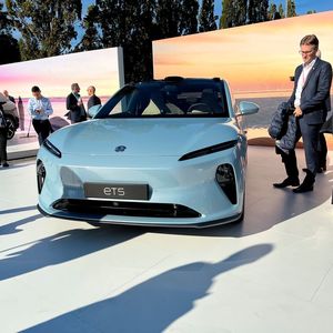 Im März 2023 folgt der ET 5, der äußerlich dem Model 3 von Tesla ähnelt. (Bild:  Dirk Kunde/ Vogel Communications Group)